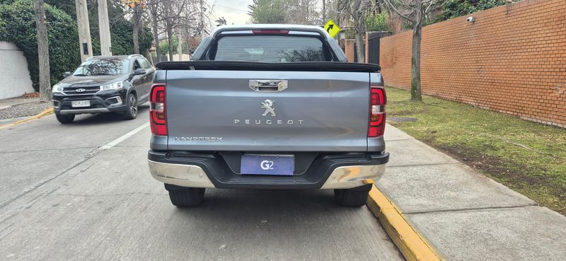 Peugeot Landtrek — foto 10 de 21