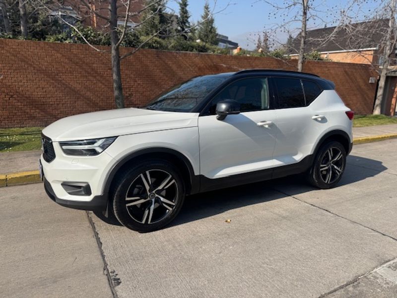 Volvo Xc40 — foto 1 de 39