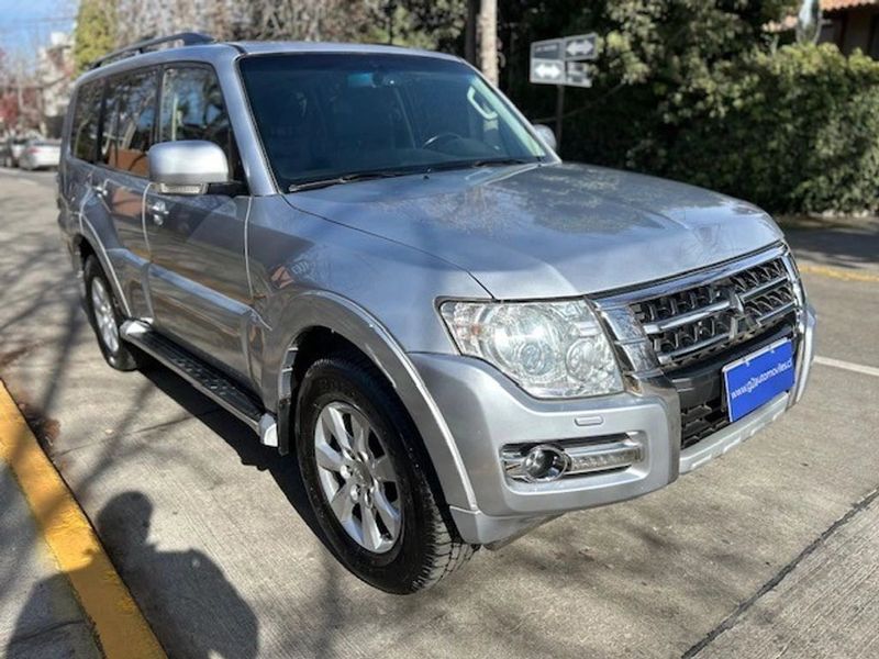 Mitsubishi Montero — foto 1 de 19