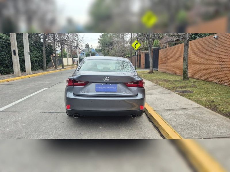 Lexus Is350 — foto 12 de 25