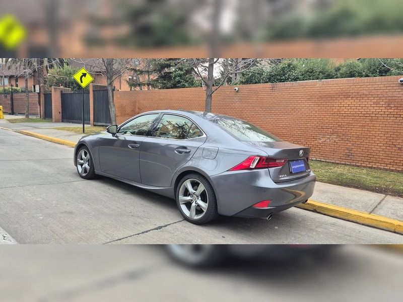 Lexus Is350 — foto 14 de 25