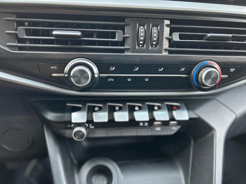 Peugeot Landtrek — foto 15 de 15