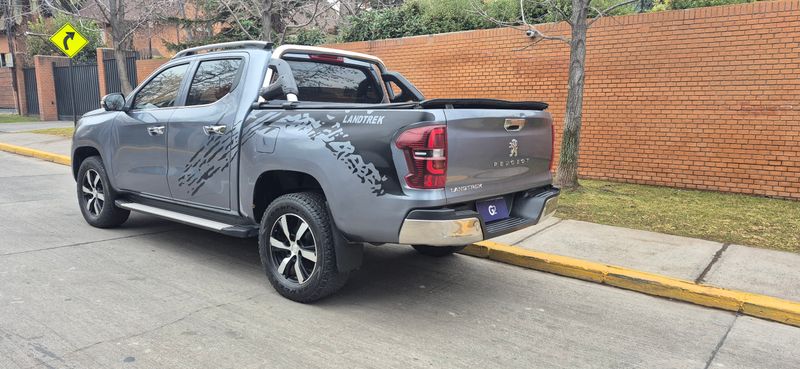 Peugeot Landtrek — foto 12 de 21