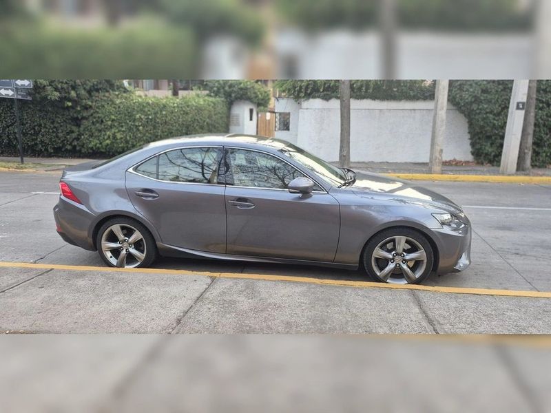 Lexus Is350 — foto 6 de 25