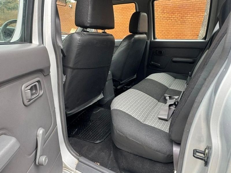 Nissan Terrano — foto 13 de 19