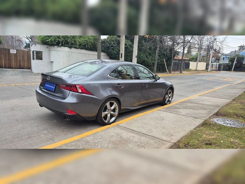 Lexus Is350 — foto 5 de 25