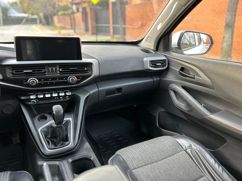 Peugeot Landtrek — foto 13 de 15
