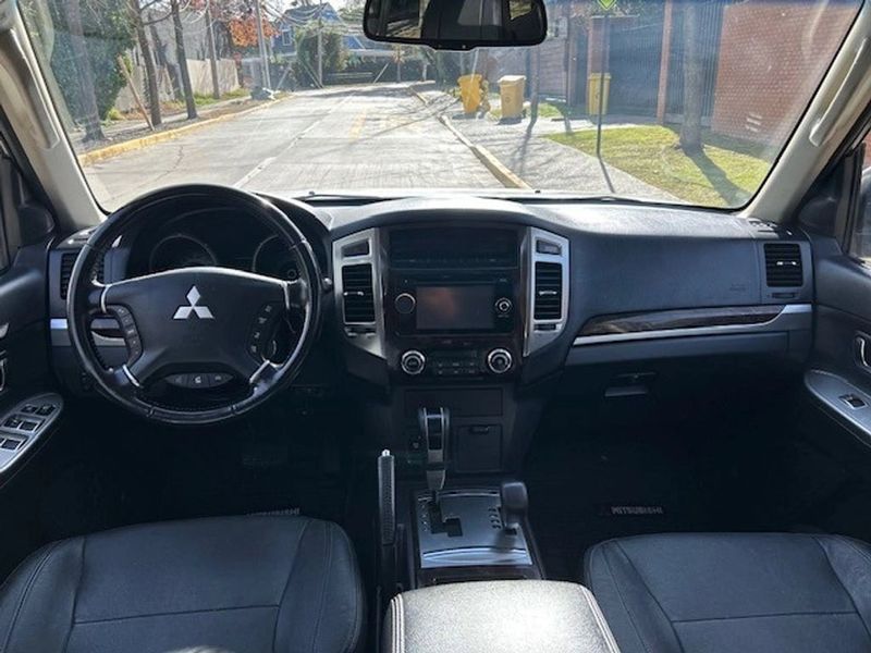 Mitsubishi Montero — foto 7 de 19