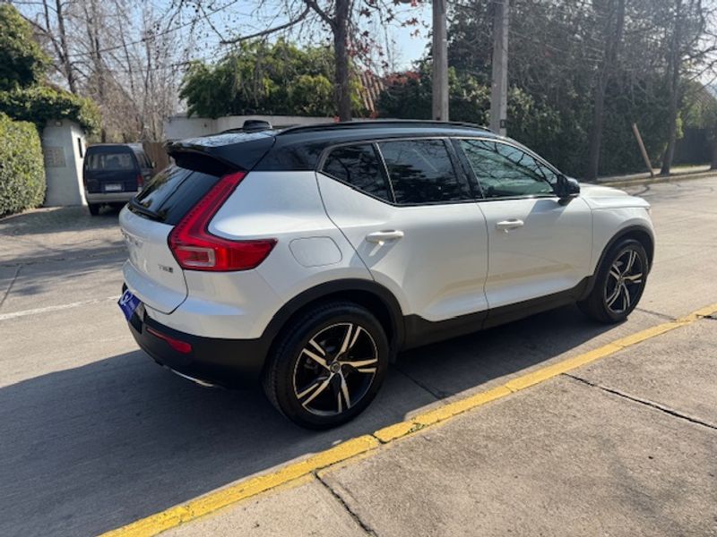 Volvo Xc40 — foto 19 de 39
