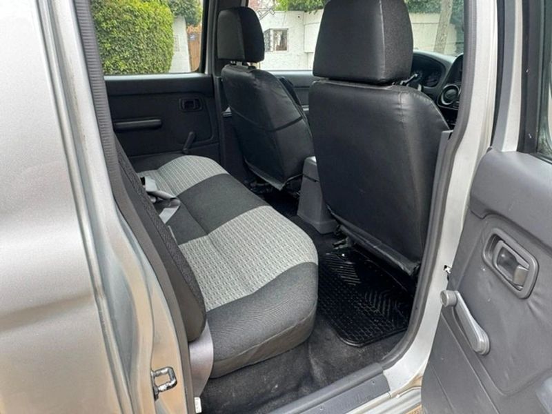 Nissan Terrano — foto 14 de 19