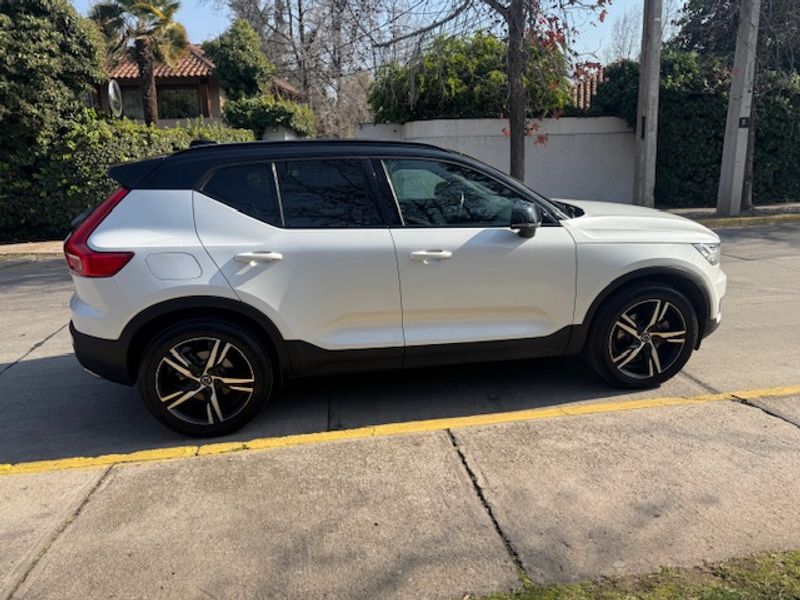 Volvo Xc40 — foto 17 de 39