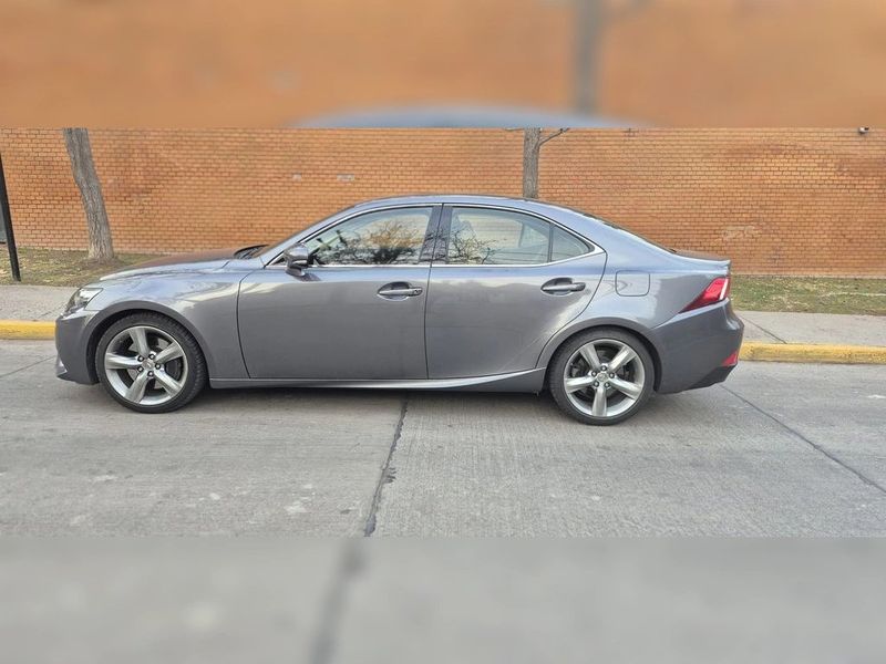 Lexus Is350 — foto 13 de 25