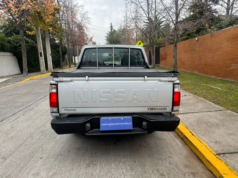 Nissan Terrano — foto 6 de 19