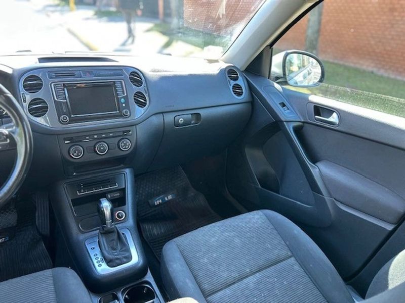 Volkswagen Tiguan — foto 12 de 23
