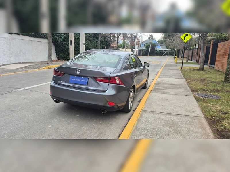 Lexus Is350 — foto 7 de 25